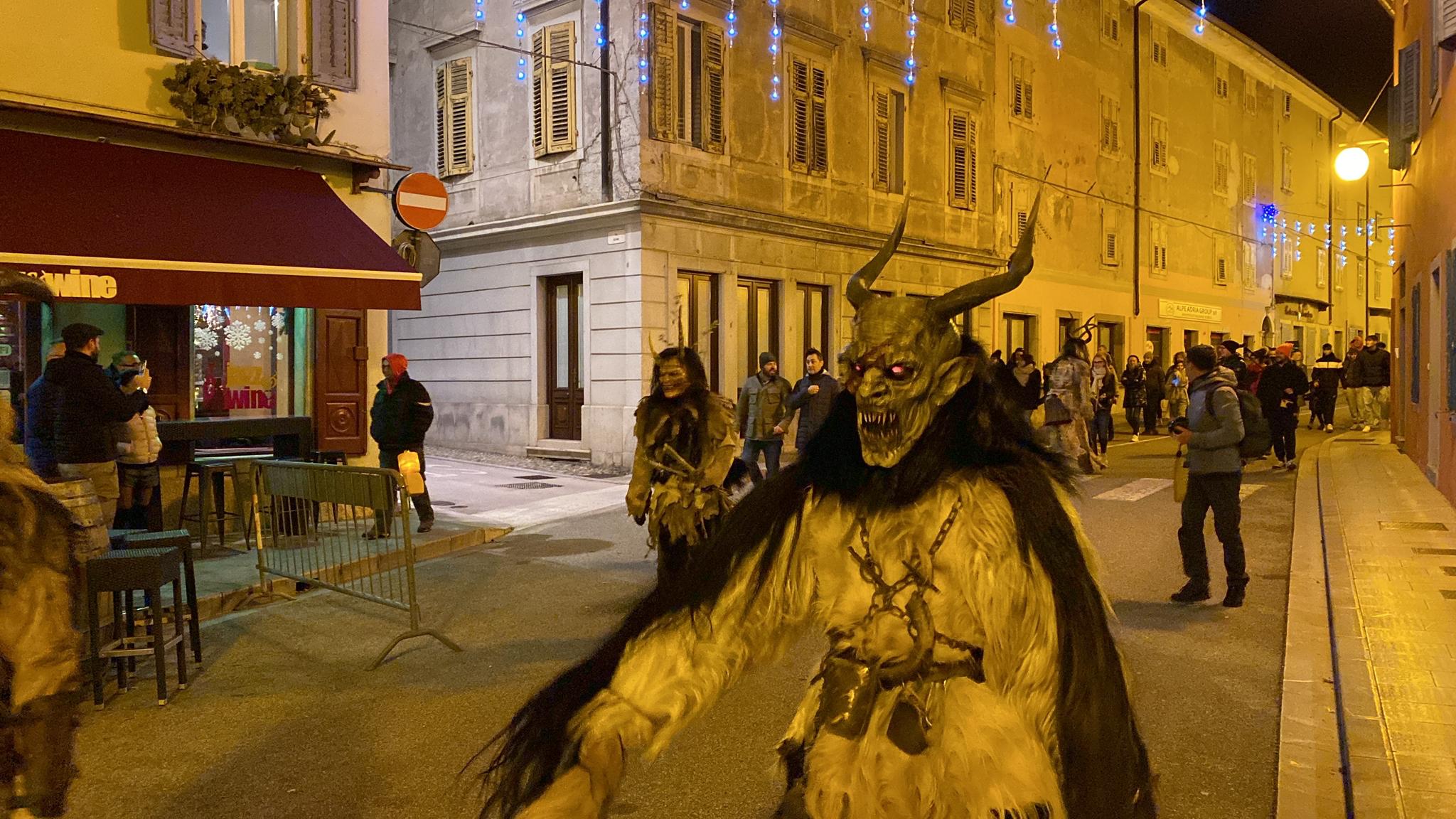 Immagine per Alfagor, i demoni natalizi sfilano a Cormons: folla sfida il freddo